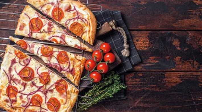 Flammkuchen mit Schinken und Tomaten